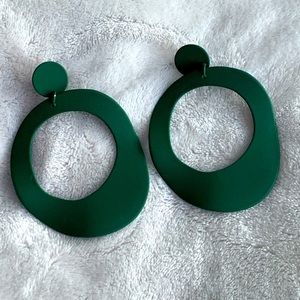 Metal groovy earrings with metal post. Hunter green.